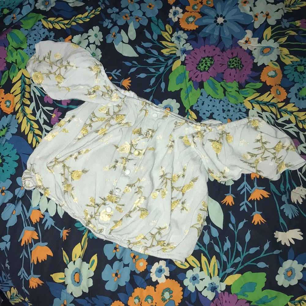 Cute cropped floral shirt
